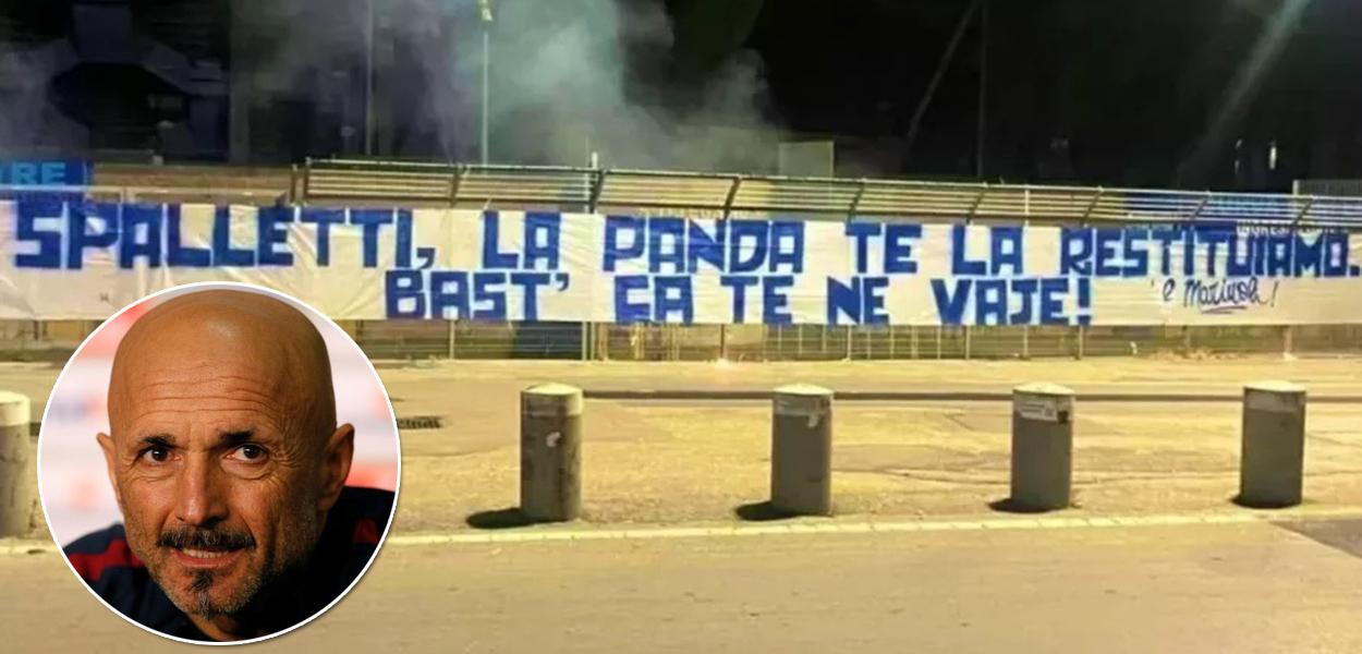 Luciano Spalletti e a faixa de protesto feito por torcedores do Napoli