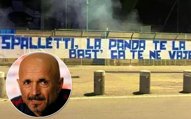 Luciano Spalletti e a faixa de protesto feito por torcedores do Napoli