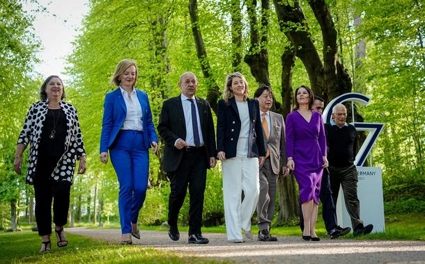 Ministros das Relações Exteriores do G7 caminham para o jantarv durante encontro em Weissenhaeuser Strand, na Alemanha