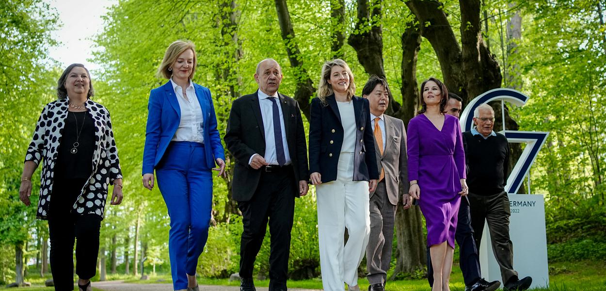 Ministros das Relações Exteriores do G7 caminham para o jantarv durante encontro em Weissenhaeuser Strand, na Alemanha