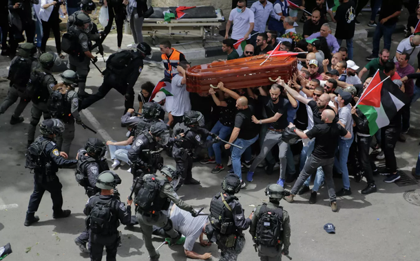 Policiais de Israel usam cassetetes contra os presentes no funeral da jornalista Abu Akleh