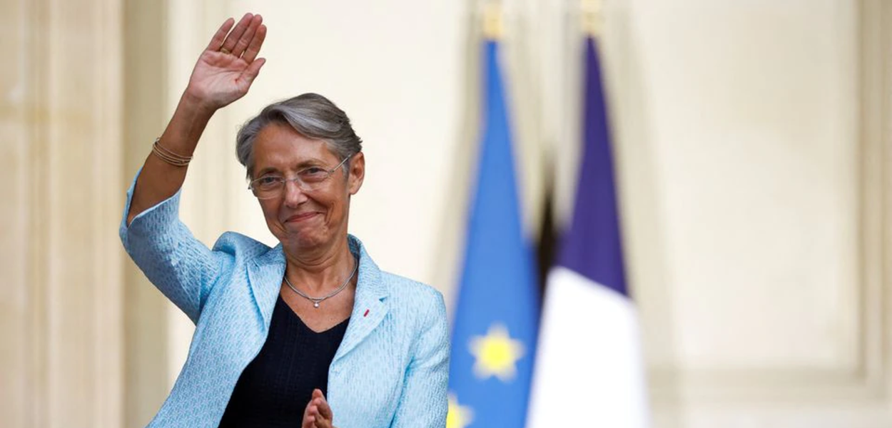 A recém-nomeada primeira-ministra francesa Elisabeth Borne gesticula enquanto participa de uma cerimônia de entrega no pátio do Hotel Matignon em Paris, França, em 16 de maio de 2022