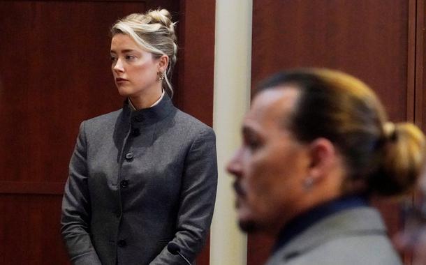 Amber Heard e Johnny Depp em tribunal da Virgínia, EUA