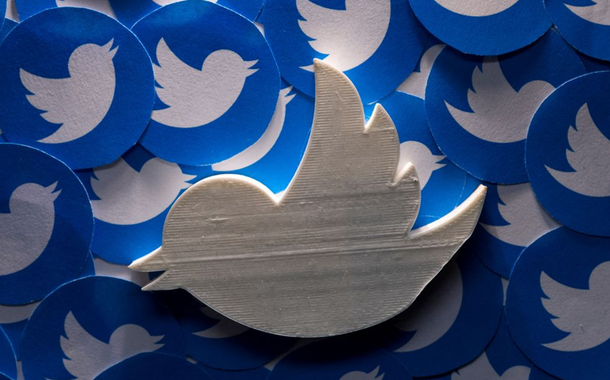 Um logotipo do Twitter impresso em 3D em logotipos do Twitter não impressos em 3D é visto nesta ilustração tirada em 28 de abril de 2022