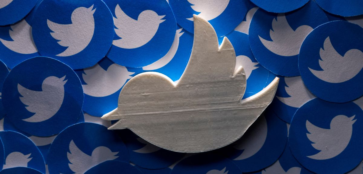 Um logotipo do Twitter impresso em 3D em logotipos do Twitter não impressos em 3D é visto nesta ilustração tirada em 28 de abril de 2022