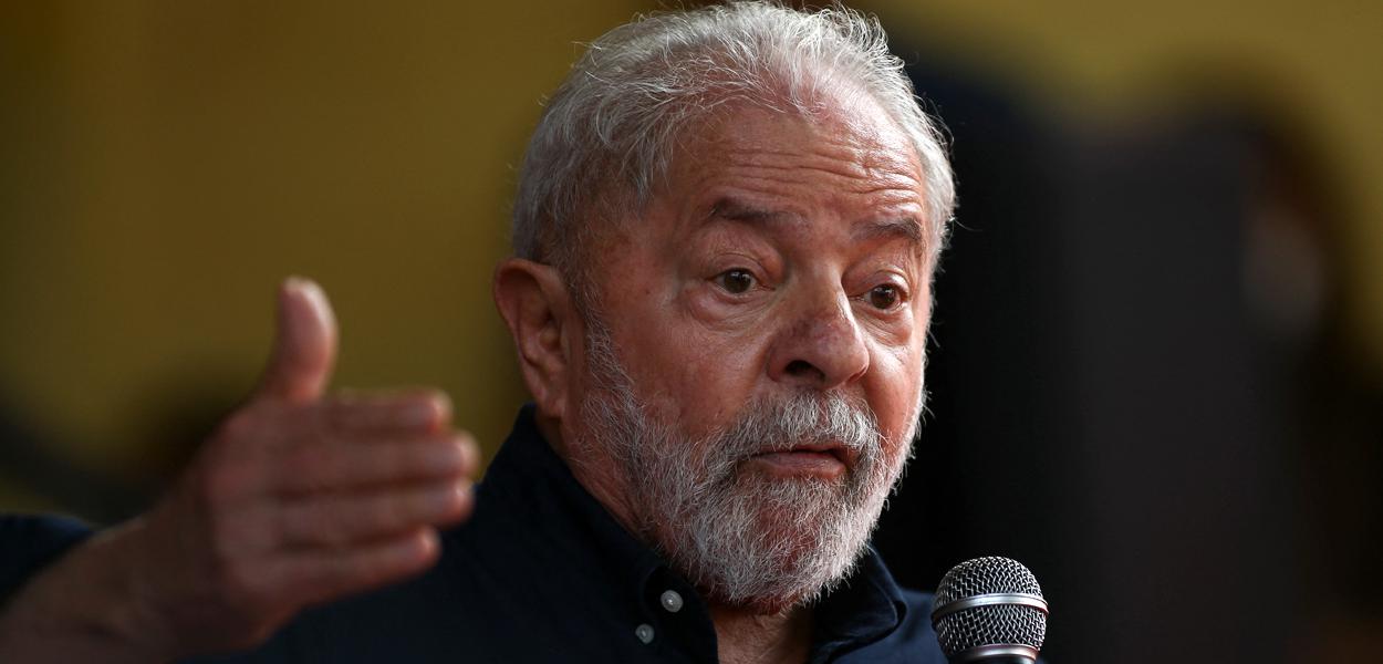 Ex-presidente Luiz Inácio Lula da Silva discursa durante evento em São Paulo 21/04/2022