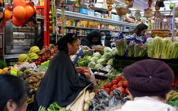 Pessoas fazem compras em supermercado de Londres