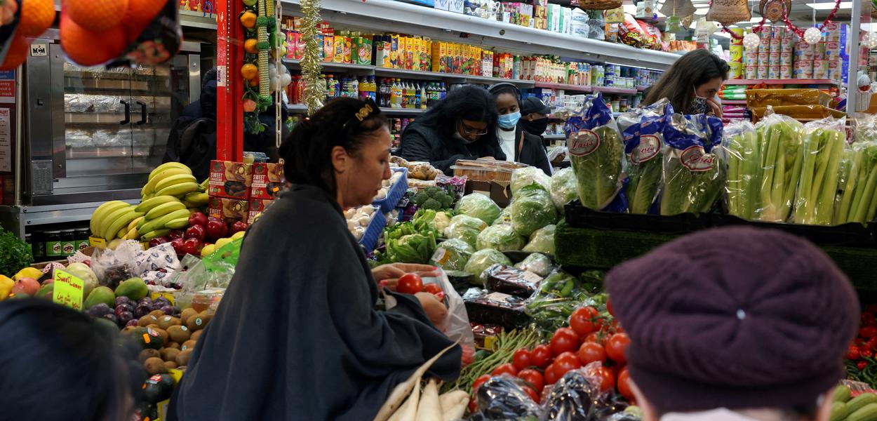 Pessoas fazem compras em supermercado de Londres