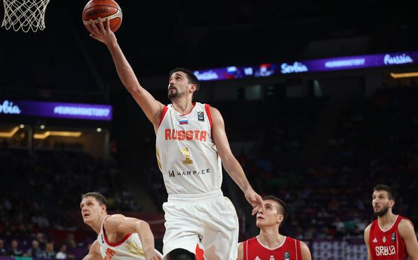 Aleksei Shved, da Rússia, durante partida contra a Sérvia no Campeonato Europeu de Basquete