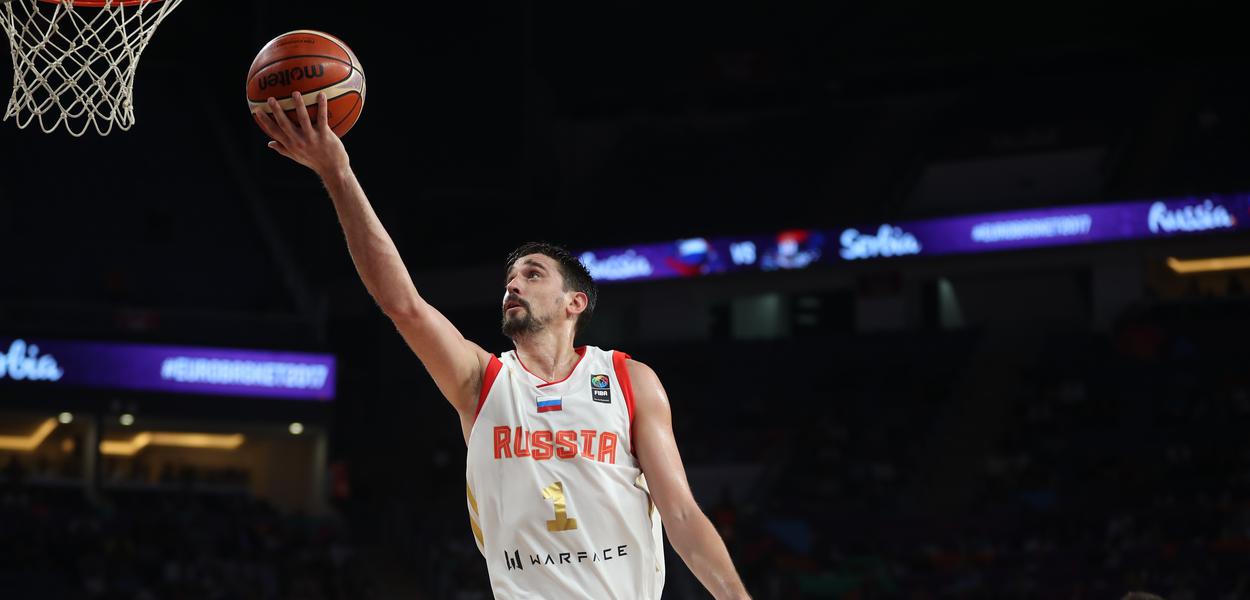 Aleksei Shved, da Rússia, durante partida contra a Sérvia no Campeonato Europeu de Basquete