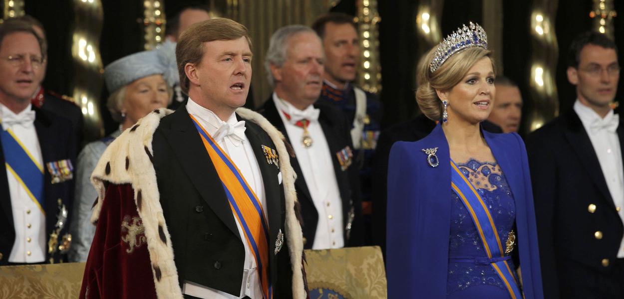 O rei Willem-Alexander e sua esposa, Maxima, durante cerimônia em igreja de Amsterdã