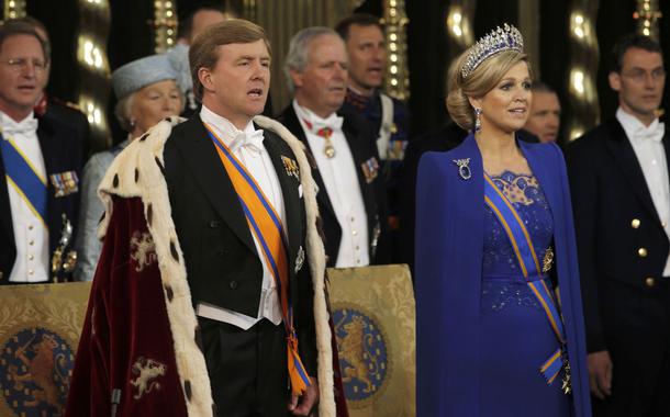 O rei Willem-Alexander e sua esposa, Maxima, durante cerimônia em igreja de Amsterdã