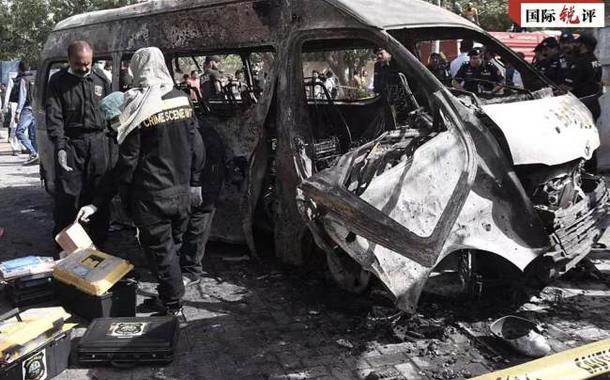 Ônibus do Instituto Confúcio da Universidade de Karachi, no Paquistão, é atacado