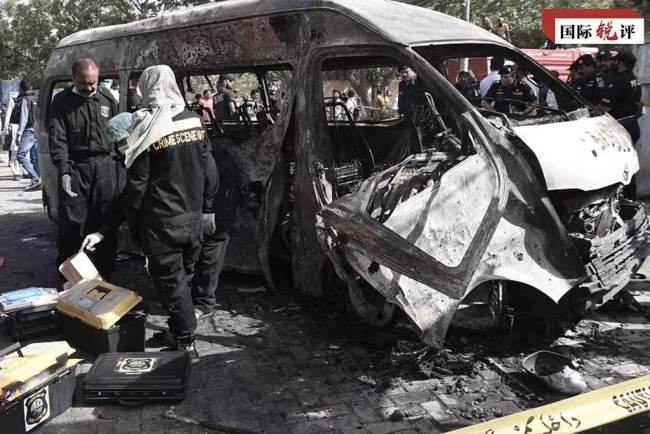 Ônibus do Instituto Confúcio da Universidade de Karachi, no Paquistão, é atacado