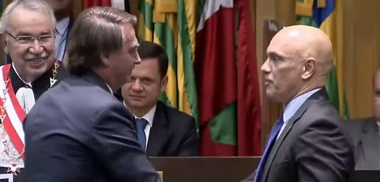 Jair Bolsonaro cumprimenta Alexandre de Moraes