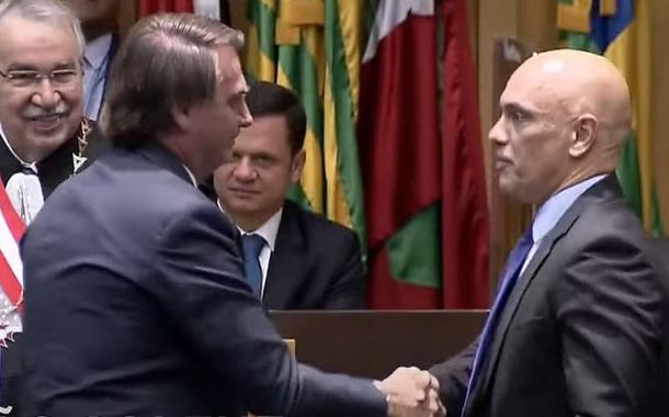 Jair Bolsonaro cumprimenta Alexandre de Moraes