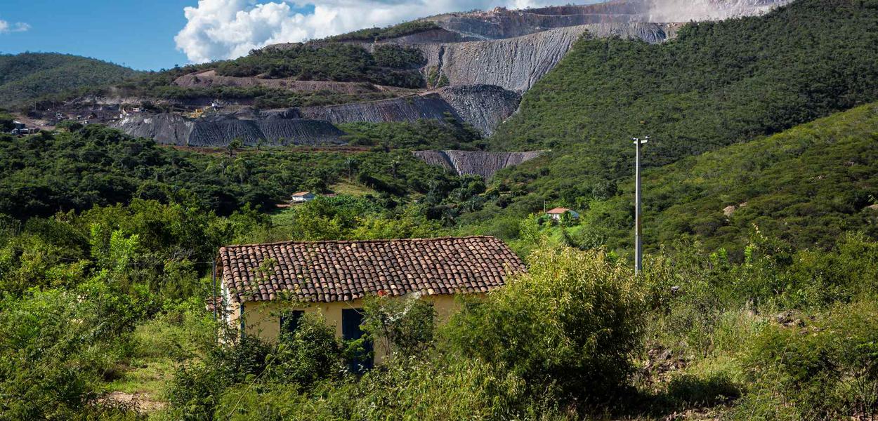 Mais próxima da mineradora, a comunidade de Mocó sofre com o pó de minério, que matou as plantações e que faz os moradores se sentirem em uma vila industrial
