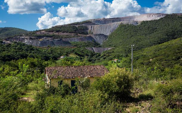 Mais próxima da mineradora, a comunidade de Mocó sofre com o pó de minério, que matou as plantações e que faz os moradores se sentirem em uma vila industrial