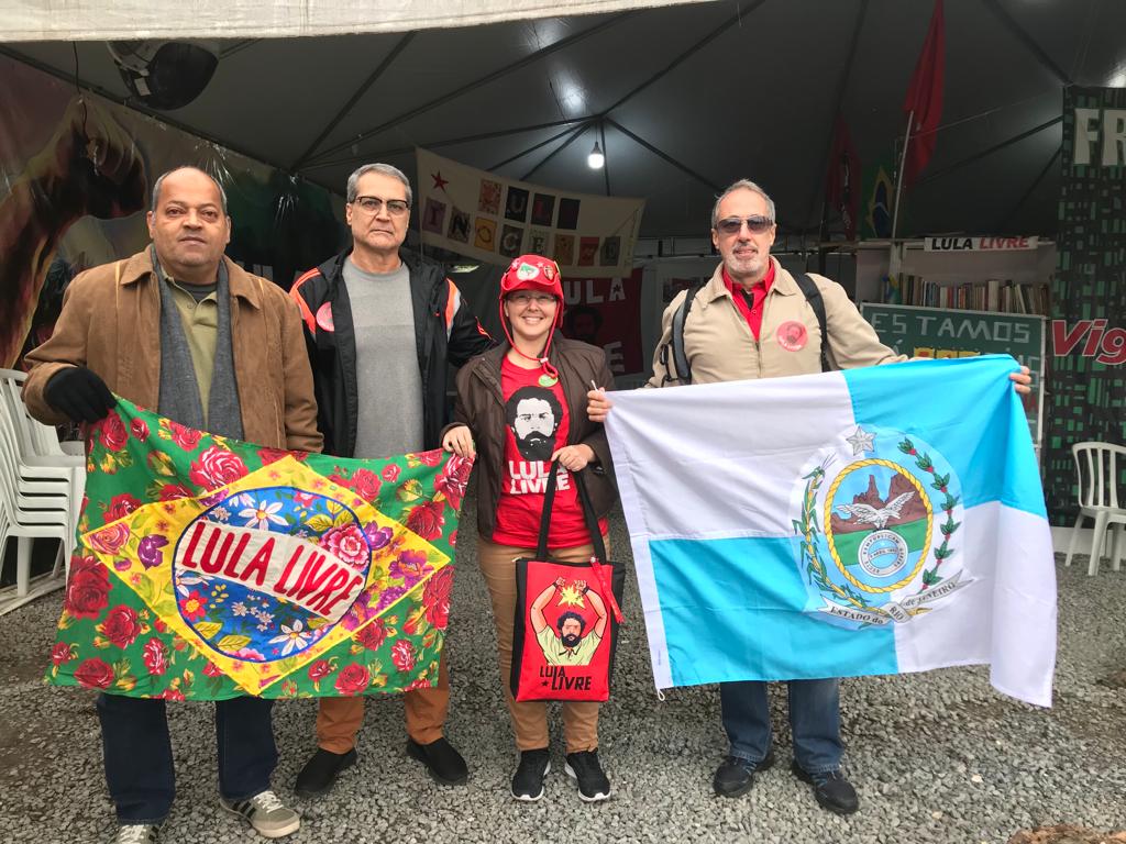 Alexandre segurando bandeira "Lula Livre"