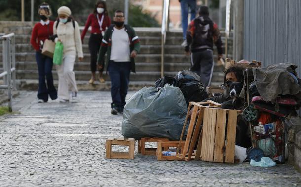 Moradores de rua expostos ao frio