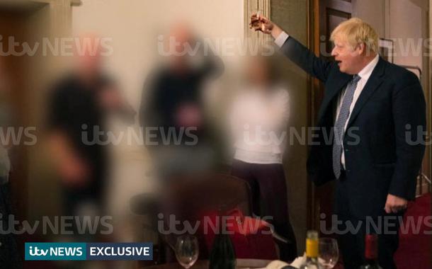 Premiê britânico, Boris Johnson, ergue copo durante festa na residência oficial de Downing Street, em Londres, durante pandmia de Covid-19