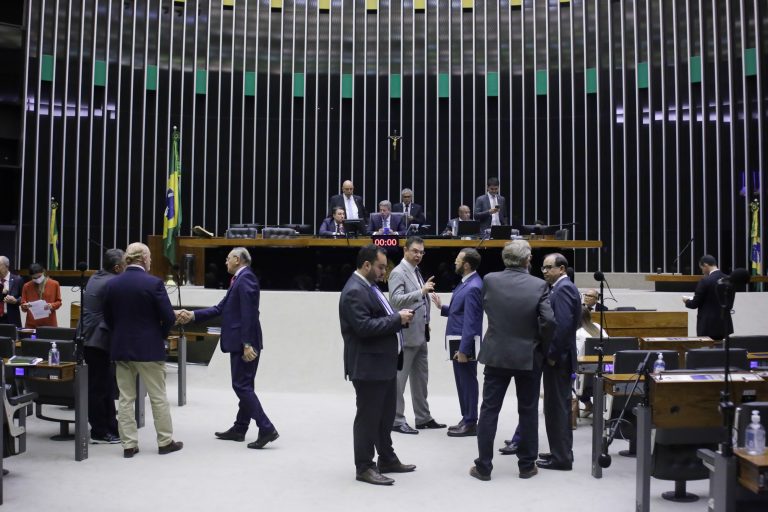 Deputados em sessão do Plenário na Câmara