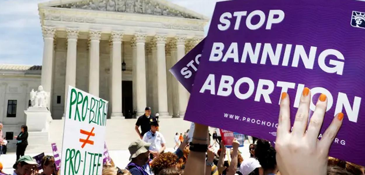 Ativistas a favor do aborto realizam protesto na frente da Suprema Corte americana, localizada em Washington