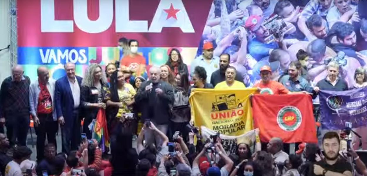 Ex-presidente Luiz Inácio Lula da Silva em evento com movimentos sociais