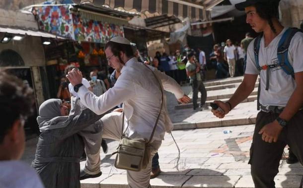 Ultranacionalistas israelenses atacam mulher palestina