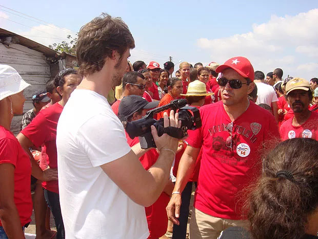 Marcelo Brennand filma ação durante a campanha para prefeito e vereador em 2008