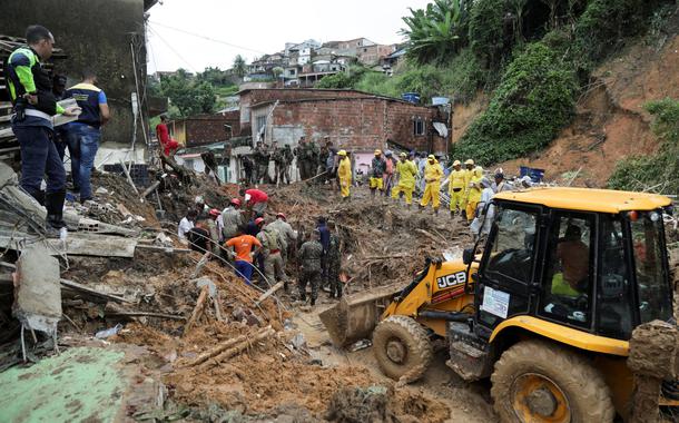 Equipes de resgate trabalham em áreas atingidas por deslizamentos causados por chuvas em Recife