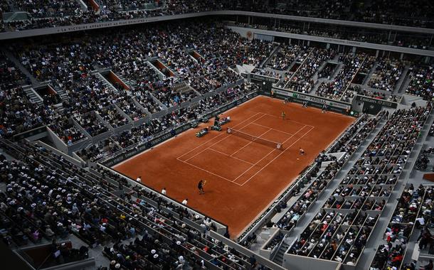 Quadra central de Roland Garros em partida de Nadal contra Auger-Aliassime