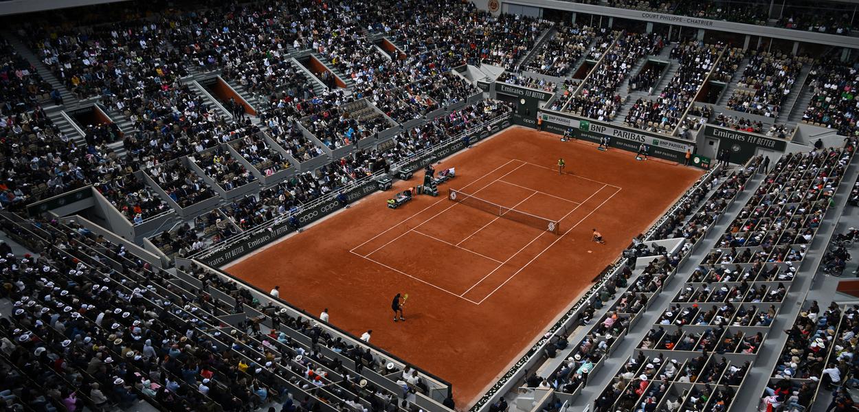 Quadra central de Roland Garros em partida de Nadal contra Auger-Aliassime