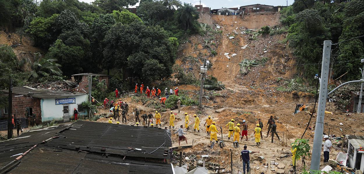 Equipes de resgate trabalham em área de deslizamento causada por chuvas em Recife REUTERS/Diego Nigro