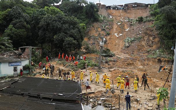 Equipes de resgate trabalham em área de deslizamento causada por chuvas em Recife REUTERS/Diego Nigro