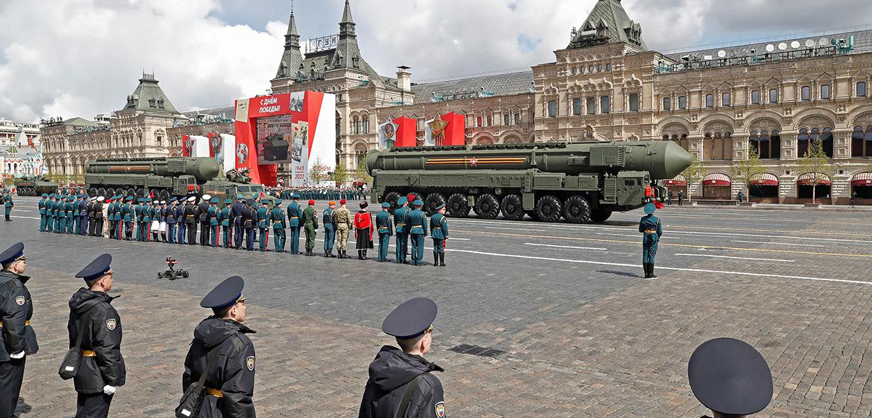 Sistemas russos de lançamento de mísseis balísticos intercontinentais Yars são expostos durante desfile para comemorar Dia da Vitória em Moscou