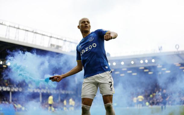 Richarlison é denunciado por conduta imprópria por incidente com sinalizador