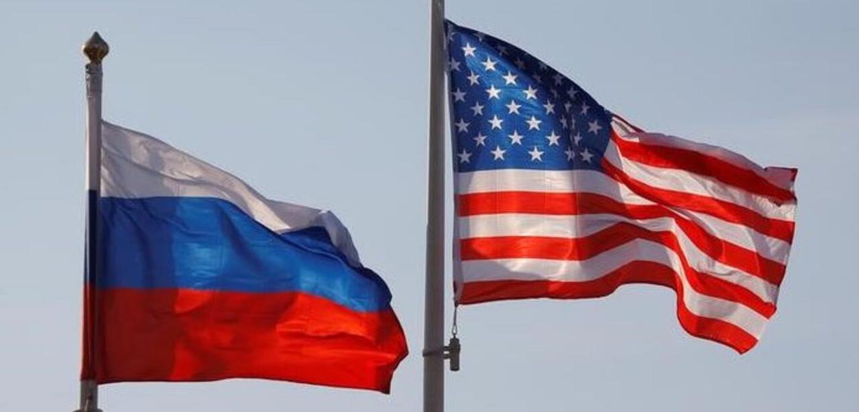 Bandeiras da Rússia e dos Estados Unidos