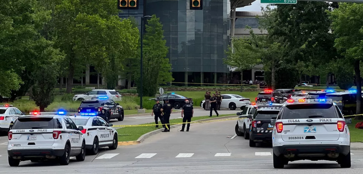 Carros de polícia perto do local onde houve um tiroteio na cidade de Tulsa, nos EUA, em 1º de junho de 2022