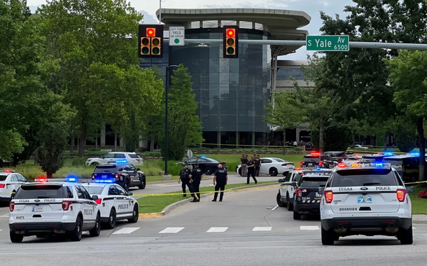 Carros de polícia perto do local onde houve um tiroteio na cidade de Tulsa, nos EUA, em 1º de junho de 2022