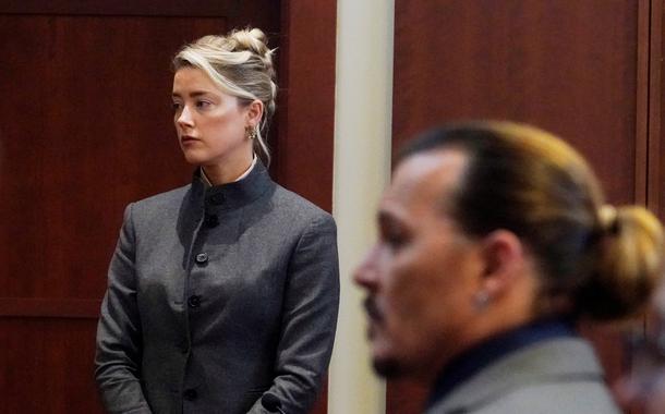 Amber Heard e Johnny Depp em tribunal da Virgínia, EUA