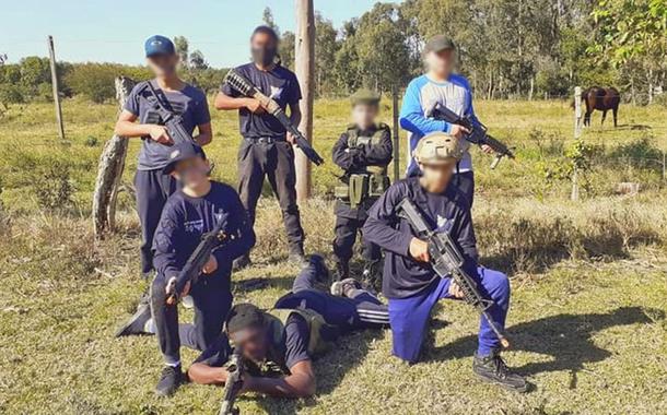 Na Fope, alunos simulam operações militares, sob os olhares de instrutores fardados