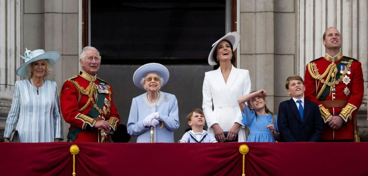 A rainha, juntamente com membros da família real, assiste ao sobrevoo especial da RAF (Royal Air Force) da Grã-Bretanha da varanda do Palácio de Buckingham após o desfile Trooping the Color, como parte de suas celebrações do jubileu de Platina