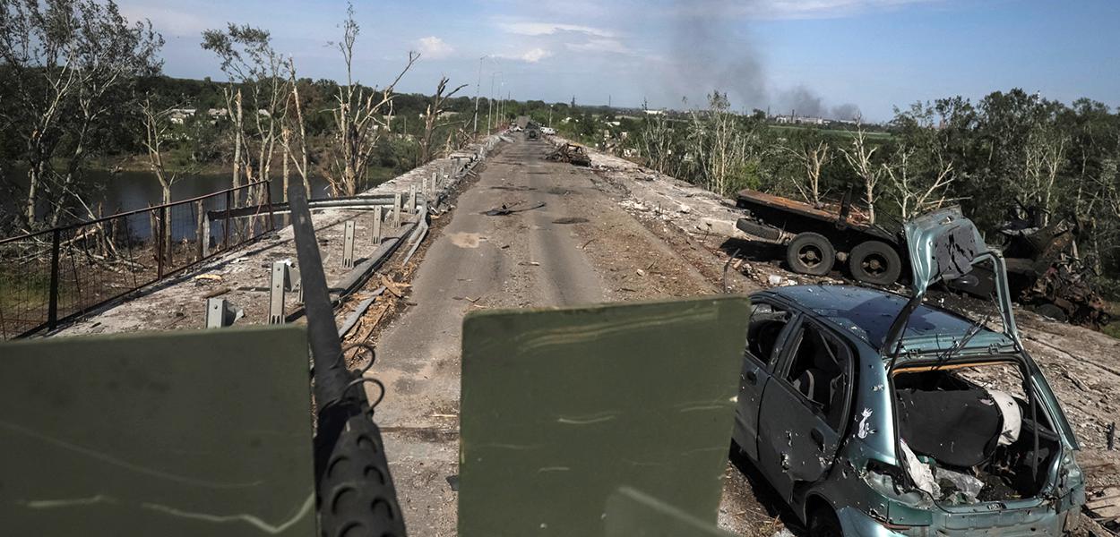 Voluntários estrangeiros que lutam ao lado do Exército ucraniano dirigem veículo militar em Sievierodonetsk