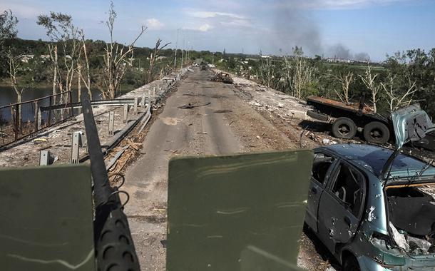 Voluntários estrangeiros que lutam ao lado do Exército ucraniano dirigem veículo militar em Sievierodonetsk