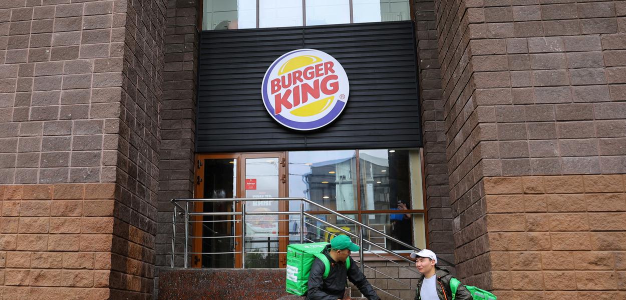 Entregadores de comida do lado de fora de uma unidade do Burger King em Moscou