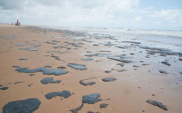 Pernambuco 20 10 2019  Cabo de SÃ£o Agostinho empPernambuco Ã³leo estacionado na praia mostra o tamanho do do crime ambiental nas praias do Nordeste  â Foto: Salve MaracaÃ­pe