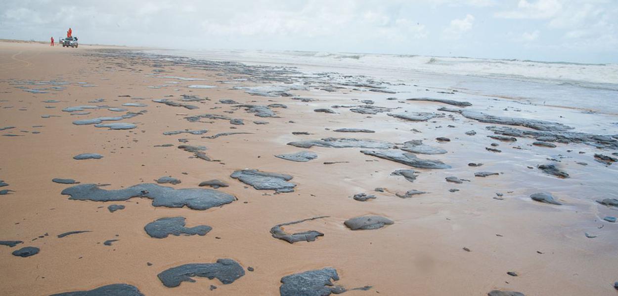 Pernambuco 20 10 2019  Cabo de SÃ£o Agostinho empPernambuco Ã³leo estacionado na praia mostra o tamanho do do crime ambiental nas praias do Nordeste  â Foto: Salve MaracaÃ­pe