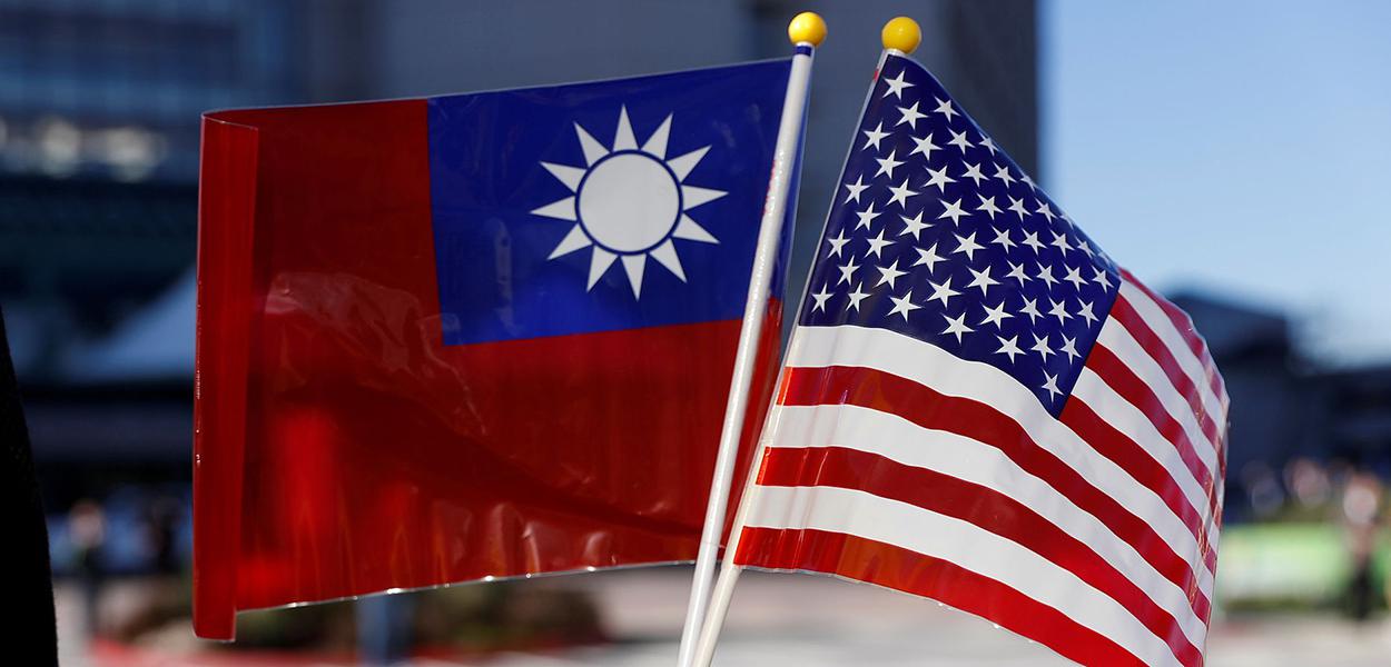 Bandeiras de Taiwan e dos Estados Unidos