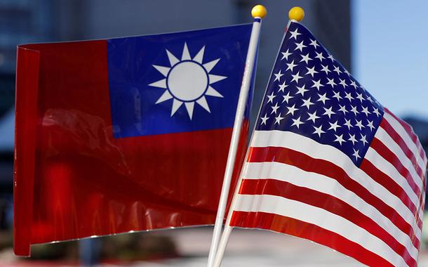 Bandeiras de Taiwan e dos Estados Unidos